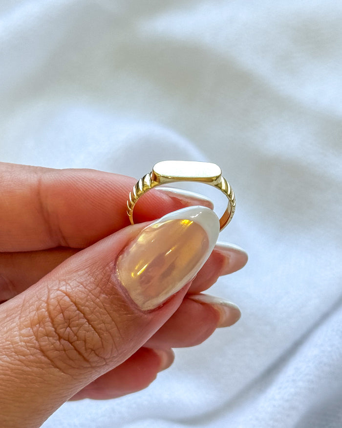 Anel Regulável Meio Canelado - Semijoia Banhado em Ouro 18k