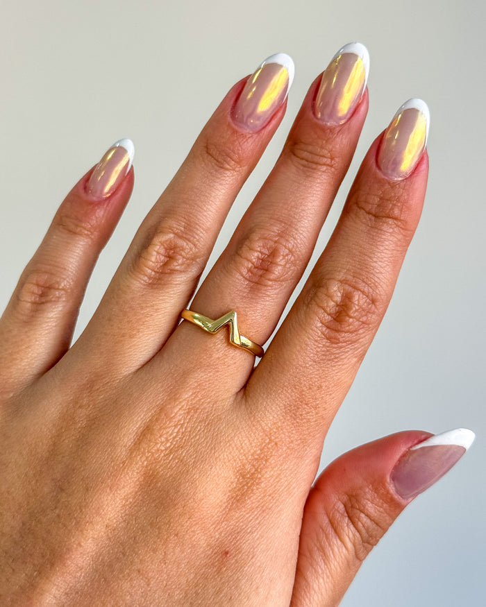 Anel Regulável V - Semijoia Banhado em Ouro 18k