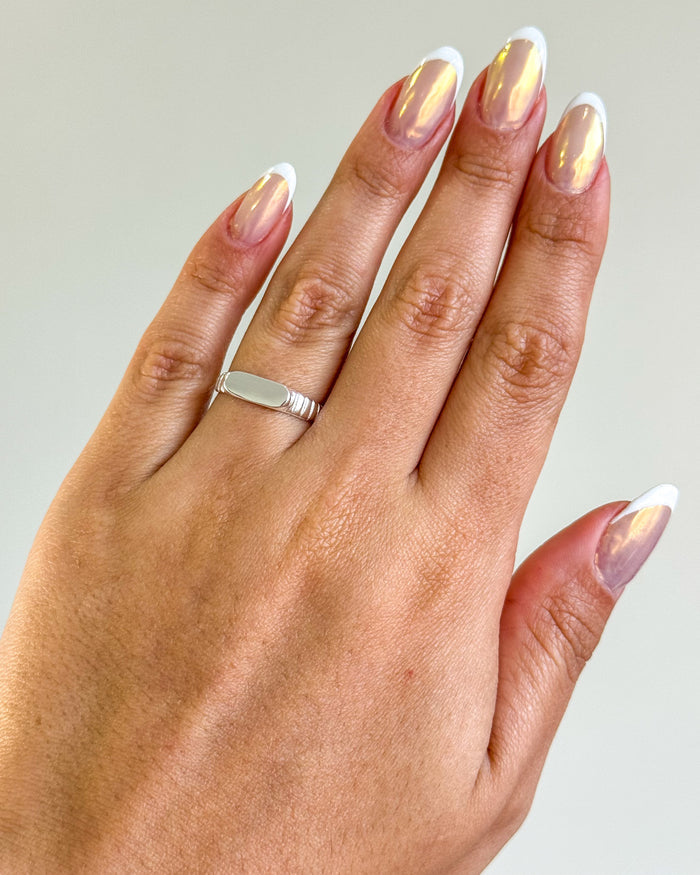 Anel Regulável Meio Canelado - Semijoia Banhado a Prata