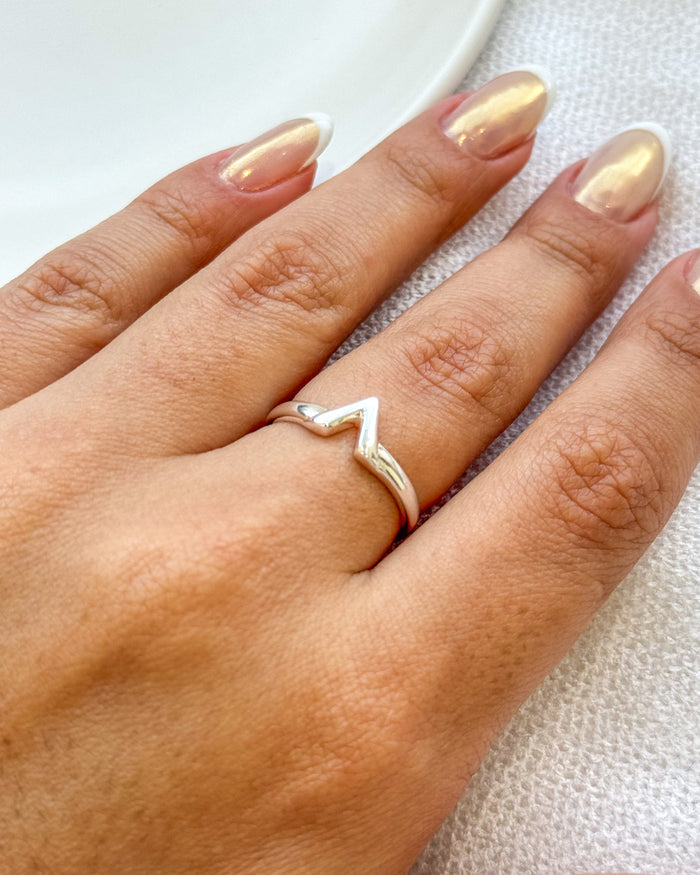 Anel Regulável V - Semijoia Banhado a Prata