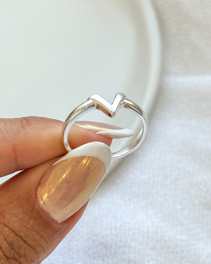 Anel Regulável V - Semijoia Banhado a Prata