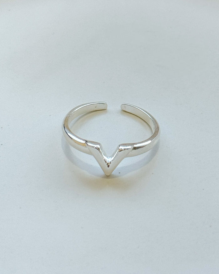 Anel Regulável V - Semijoia Banhado a Prata
