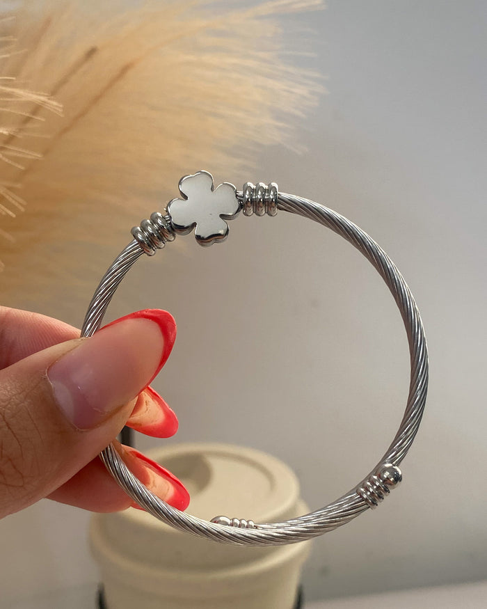 Bracelete Trevo Regulável - Semijoia em Aço Inox em Ouro