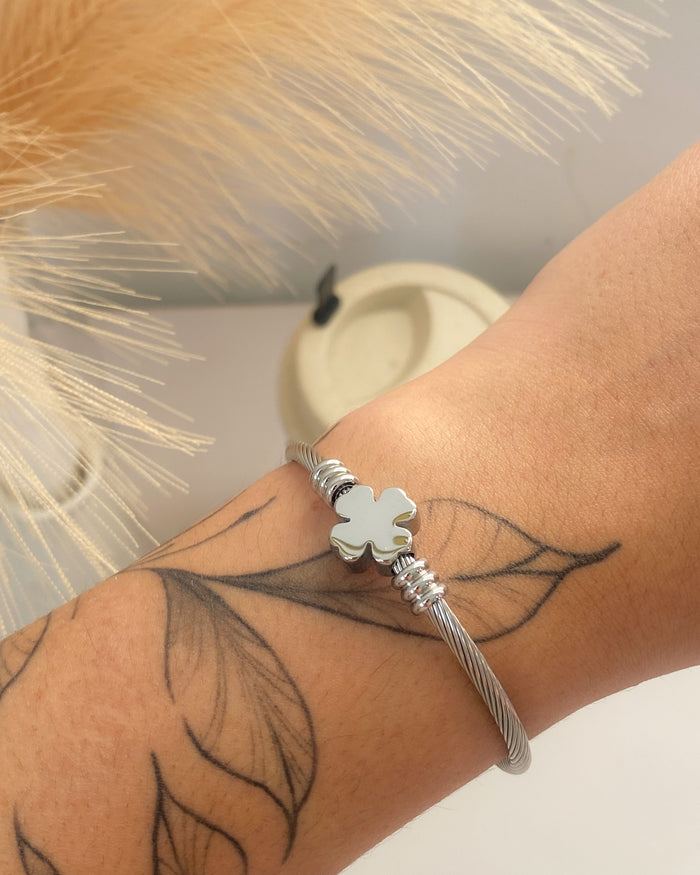 Bracelete Trevo Regulável - Semijoia em Aço Inox em Ouro